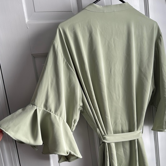 Women's Green Ruffle Sleeve Robe - Picture 3 of 4